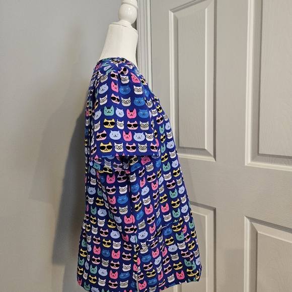 Cat Faces Scrub Top - Picture 2 of 4